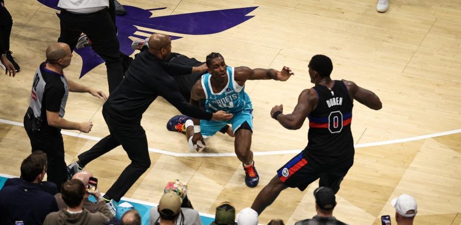 La-NBA-suspende-a-cuatro-jugadores-tras-pelea-entre-Pistons-y-Hornets_.jpg