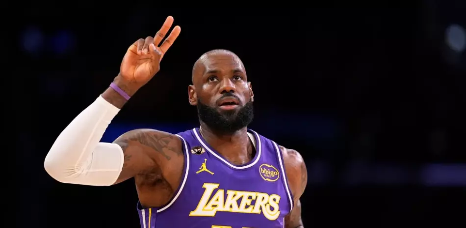 LeBron James establece un nuevo récord como el jugador más veterano en conseguir un triple doble en la NBA