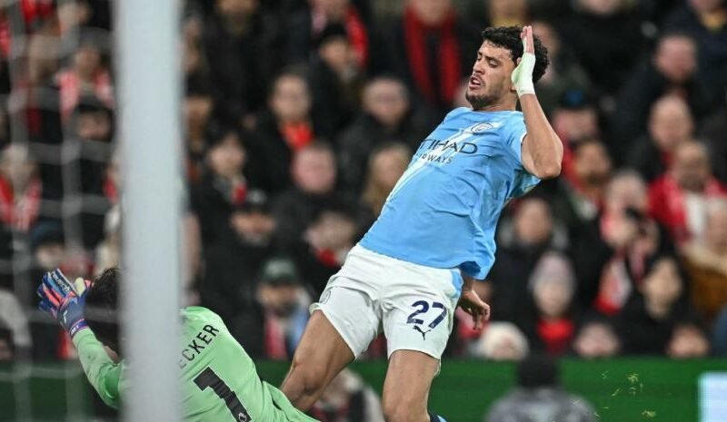 Manchester-City-remonta-y-vence-a-Liverpool-para-seguir-presionando-al-Arsenal-en-la-tabla_.jpg