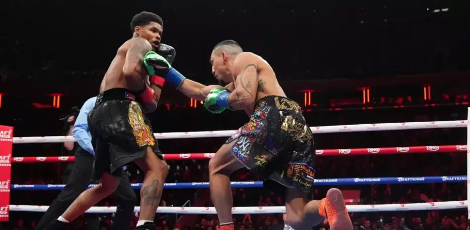 Shakur-Stevenson-domina-a-Teofimo-Lopez-y-se-corona-campeon-en-cuatro-divisiones_.webp