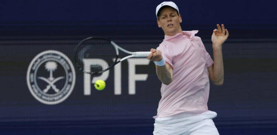 Jannik Sinner prolonga su magnífico momento con victoria en su estreno en Miami