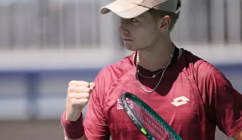 Martín Landaluce avanza a cuartos de final, sigue sorprendiendo en Miami