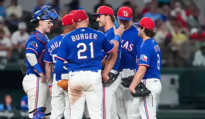 Baumler, de Texas, se entera de que hizo el roster en visita del mánager al montículo