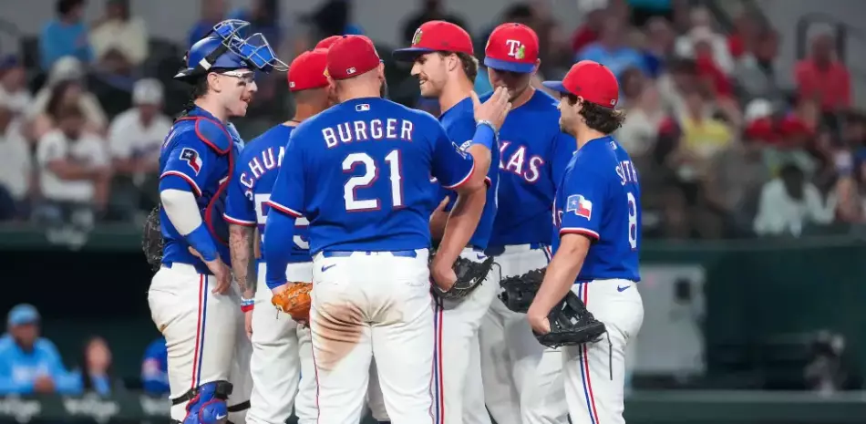 Baumler, de Texas, se entera de que hizo el roster en visita del mánager al montículo