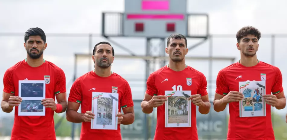 Infantino promete apoyo a Irán para el Mundial; jugadores honran a víctimas infantiles