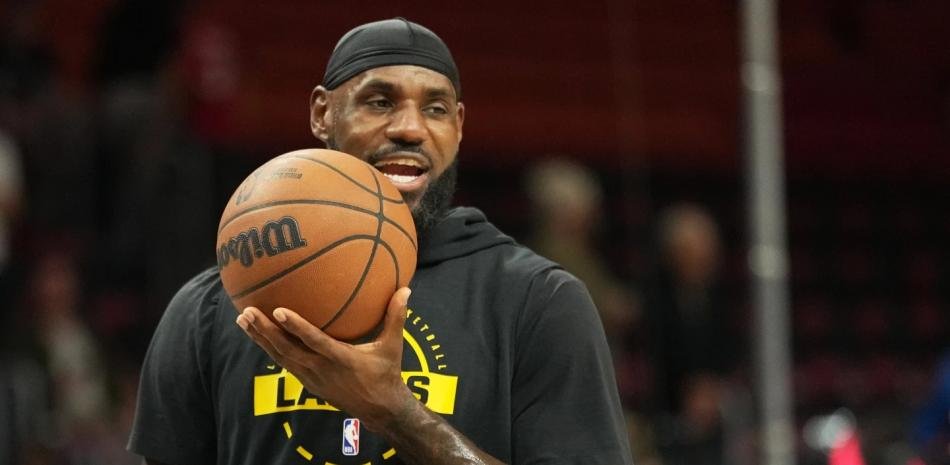 LeBron alcanza a Parish en partidos jugados en la NBA
