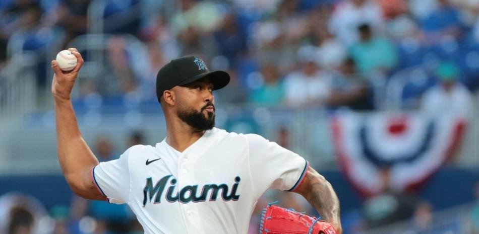 Sandy Alcántara lanza el primer partido completo de la temporada