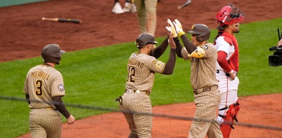 Machado y Merrill conectan jonrones en triunfo 8-6 de Padres ante Medias Rojas