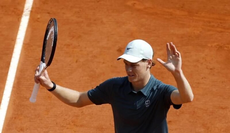 Jannik Sinner, a un triunfo del número uno, espera a Alcaraz