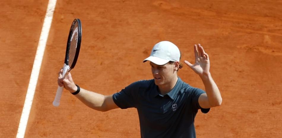 Jannik Sinner, a un triunfo del número uno, espera a Alcaraz