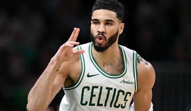 Jason Tatum retorna en grande a los playoffs; Celtics triunfan