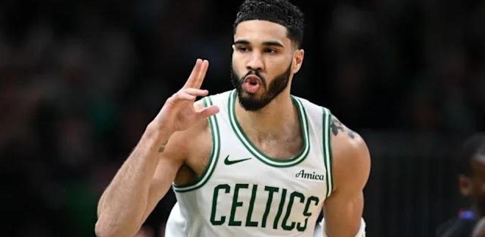 Jason Tatum retorna en grande a los playoffs; Celtics triunfan