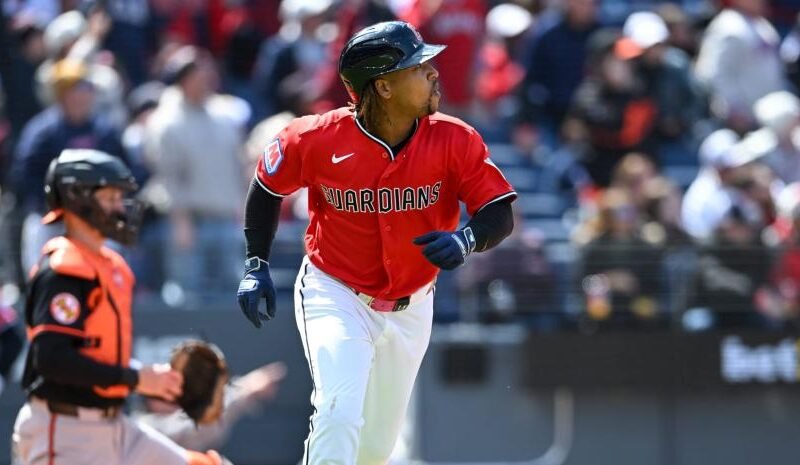 José Ramírez dispara dos jonrones y sigue alcanzando marcas para los Guardianes