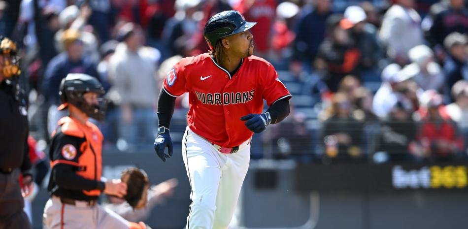 José Ramírez dispara dos jonrones y sigue alcanzando marcas para los Guardianes