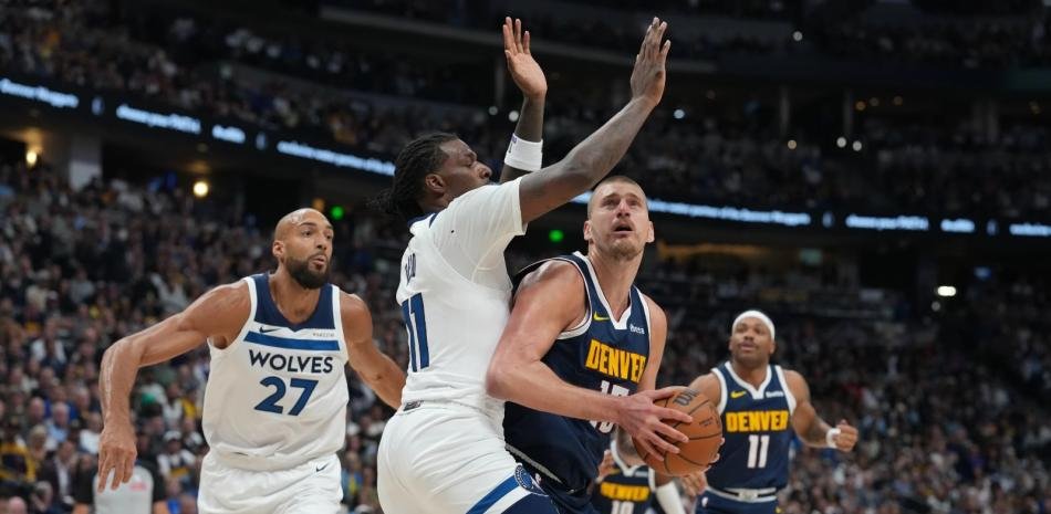 Jokic logra un triple-doble y los Nuggets evitan la eliminación ante T-Wolves