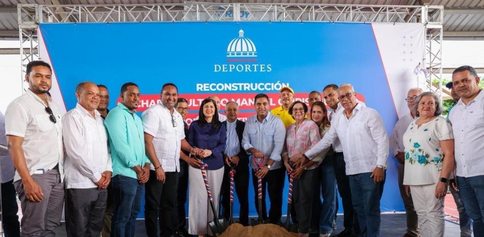 Ministro Kelvin Cruz inicia reconstrucción de dos multiusos en Hermanas Mirabal