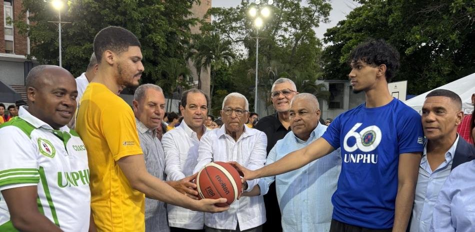 La Unphu rinde homenaje a Miranda y a Villalona en inauguración Juegos Intramuros
