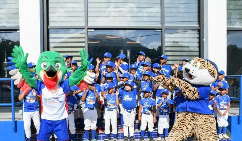 Colí visita a los Tigres del Licey y comparte con niños de su academia infantil