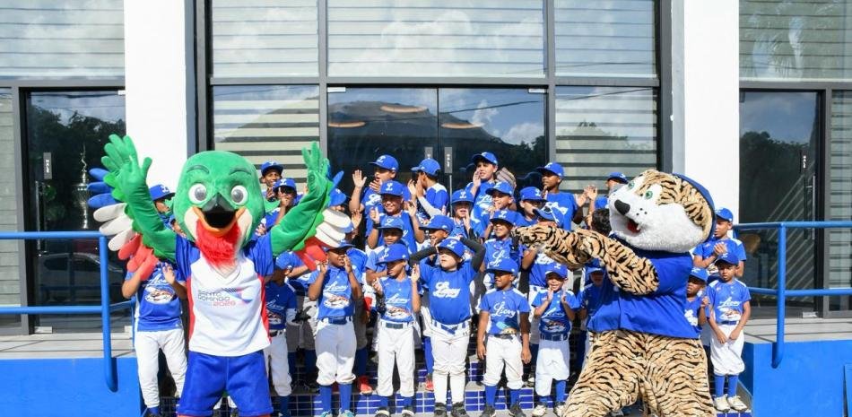 Colí visita a los Tigres del Licey y comparte con niños de su academia infantil