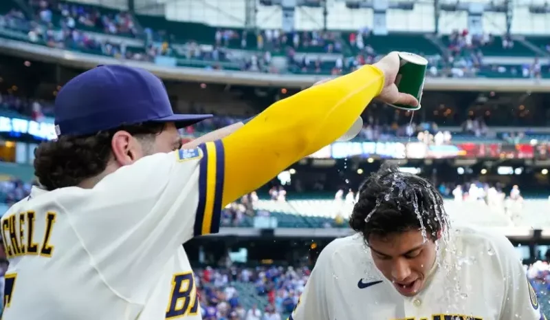 Cerveceros, sin hit en 7 innings, remontan en el octavo y vencen a los Cardenales