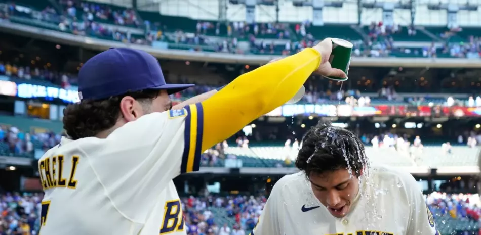 Cerveceros, sin hit en 7 innings, remontan en el octavo y vencen a los Cardenales