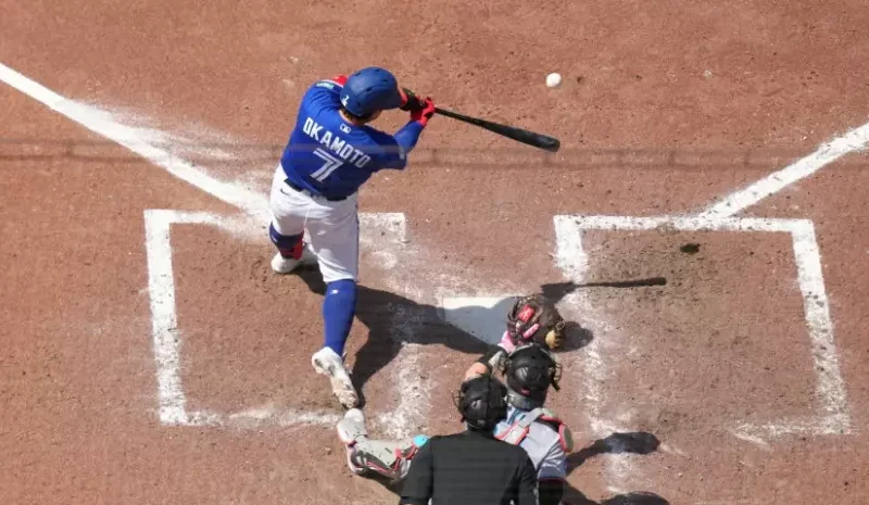 Okamoto conecta el jonrón del desempate y Azulejos vencen 2-1 a los Marlins