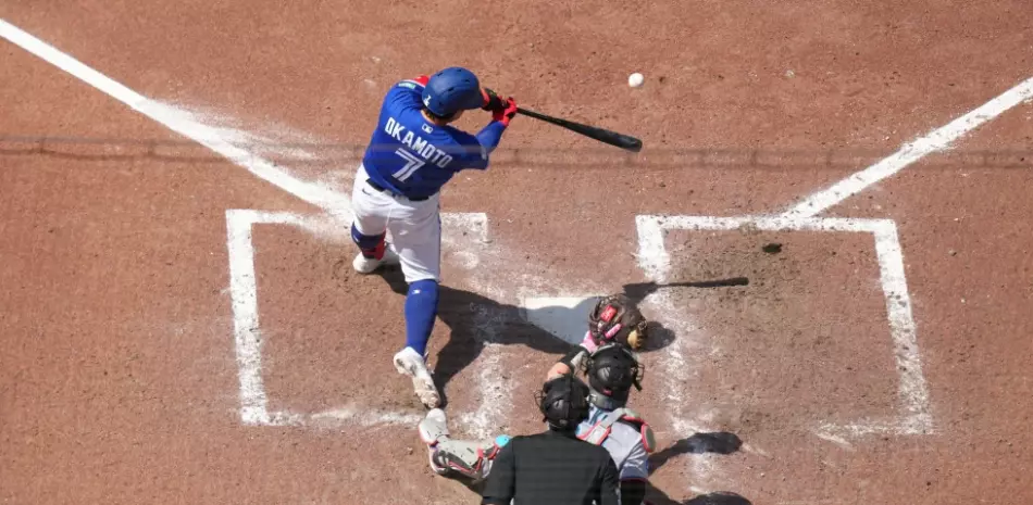 Okamoto conecta el jonrón del desempate y Azulejos vencen 2-1 a los Marlins