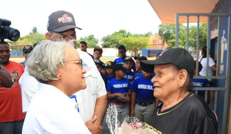 Dirección del Comisionado de Béisbol reconoce a doña Norma Díaz en el marco del Día de las Madres