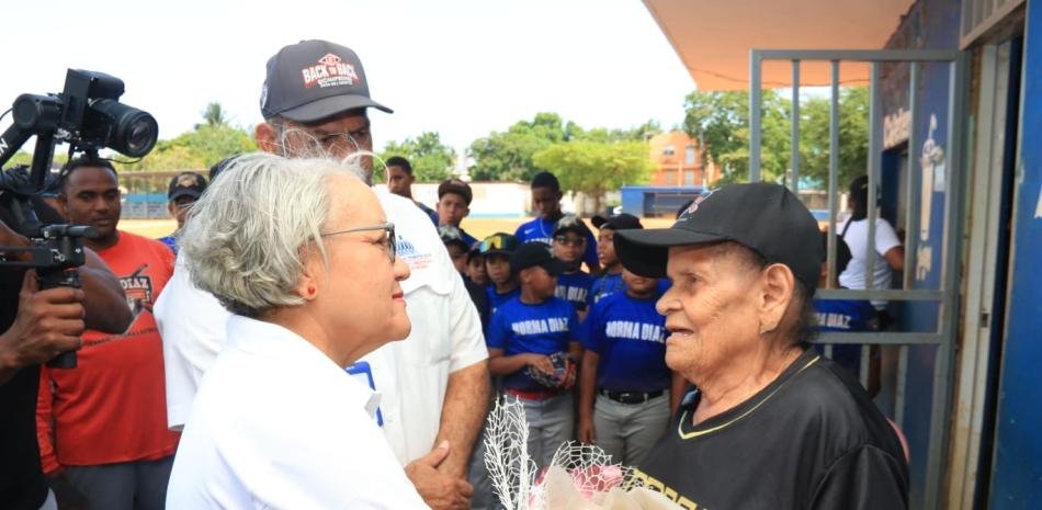 Dirección del Comisionado de Béisbol reconoce a doña Norma Díaz en el marco del Día de las Madres