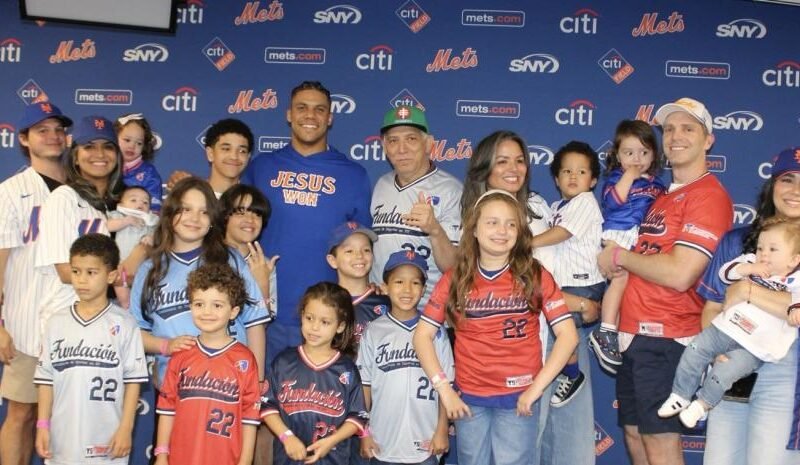 Juan Soto comparte un momento especial con la familia Tallaj en Citi Field