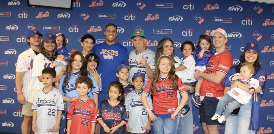 Juan Soto comparte un momento especial con la familia Tallaj en Citi Field