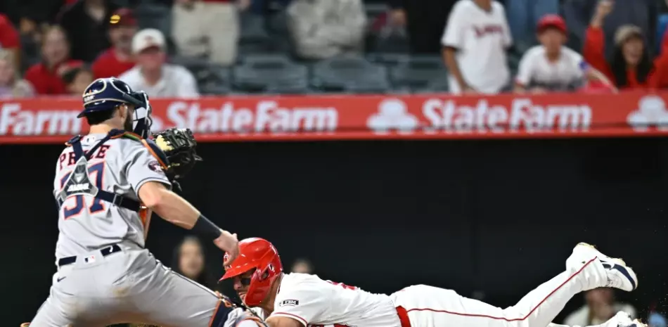 Altuve y Walker remolcan y los Astros superan a los Angelinos en 10 entradas