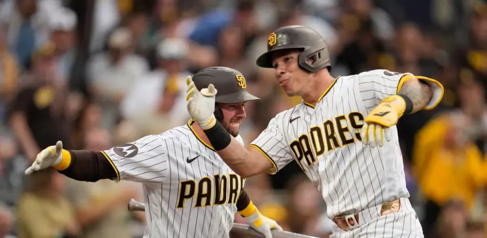 Padres aprovechan mal fildeo de toques para vencer a los Rojos de Cincinnati