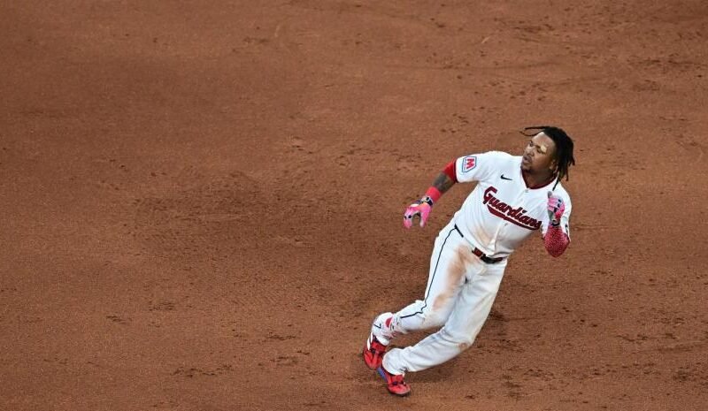Jose-Ramirez-sufre-fractura-en-la-mano-y-queda-fuera-de-juego-por-tiempo-indefinido_.jpg